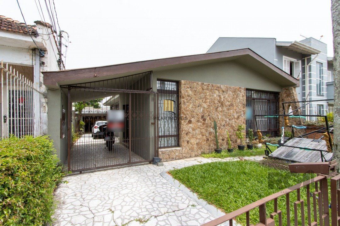 Casa térrea, 3 quartos, 2 banheiros, com pátio no Bairro Cavalhada