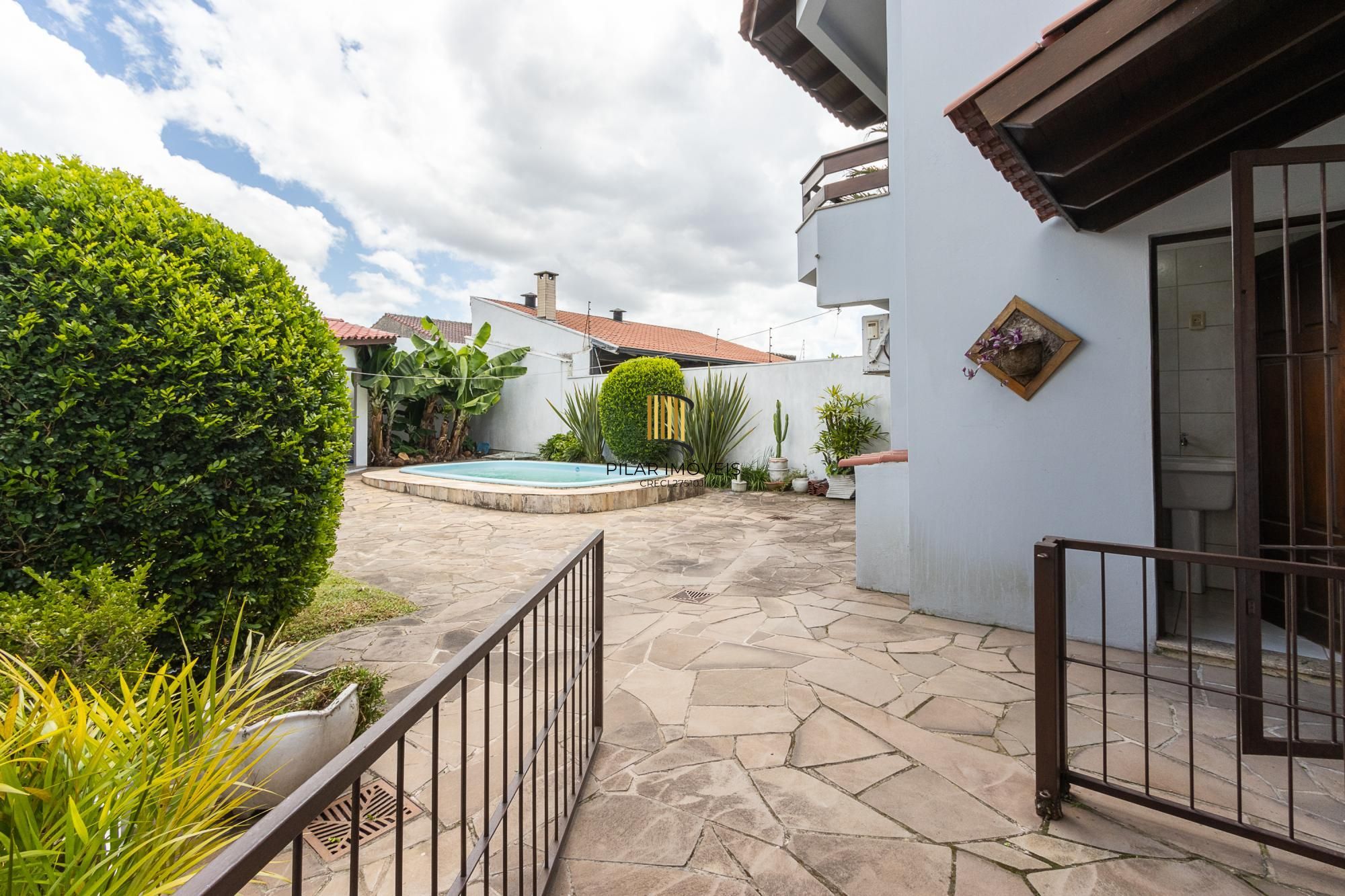 Sobrado, 3 quartos, 2 vagas, pátio com piscina - Bairro Nonoai