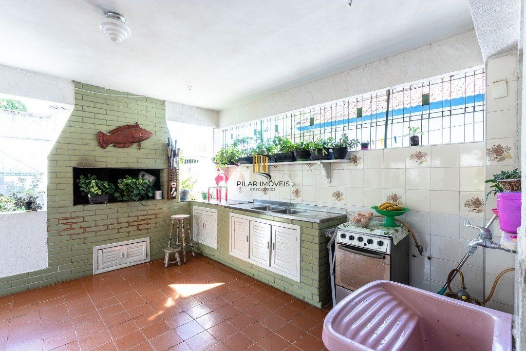Casa para Venda - 280m², 3 dormitórios, sendo 1 suites, 2 vagas - Nonoai