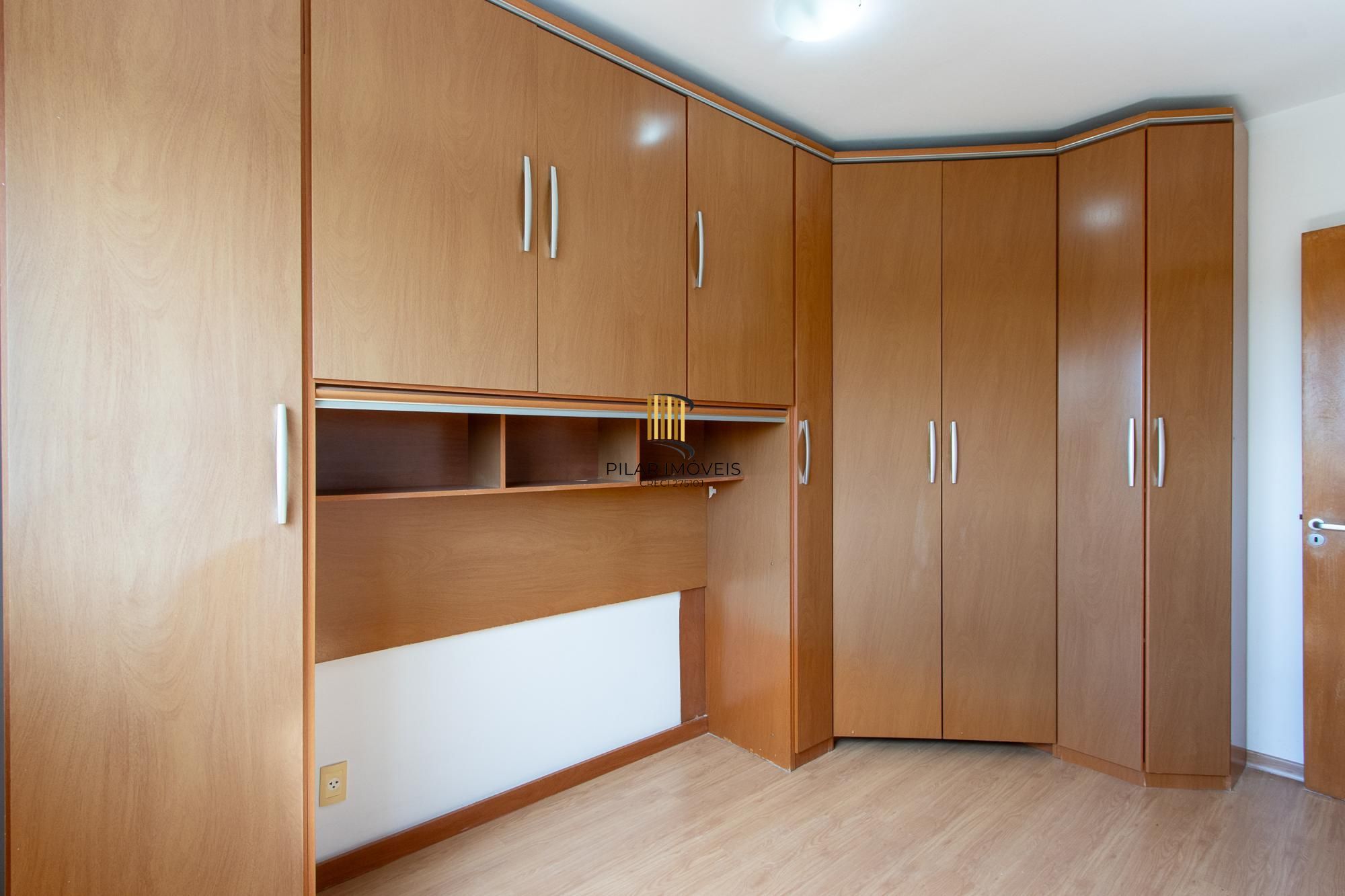 Apartamento de 3 dormitórios, 1 banheiro e uma vaga de garagem.