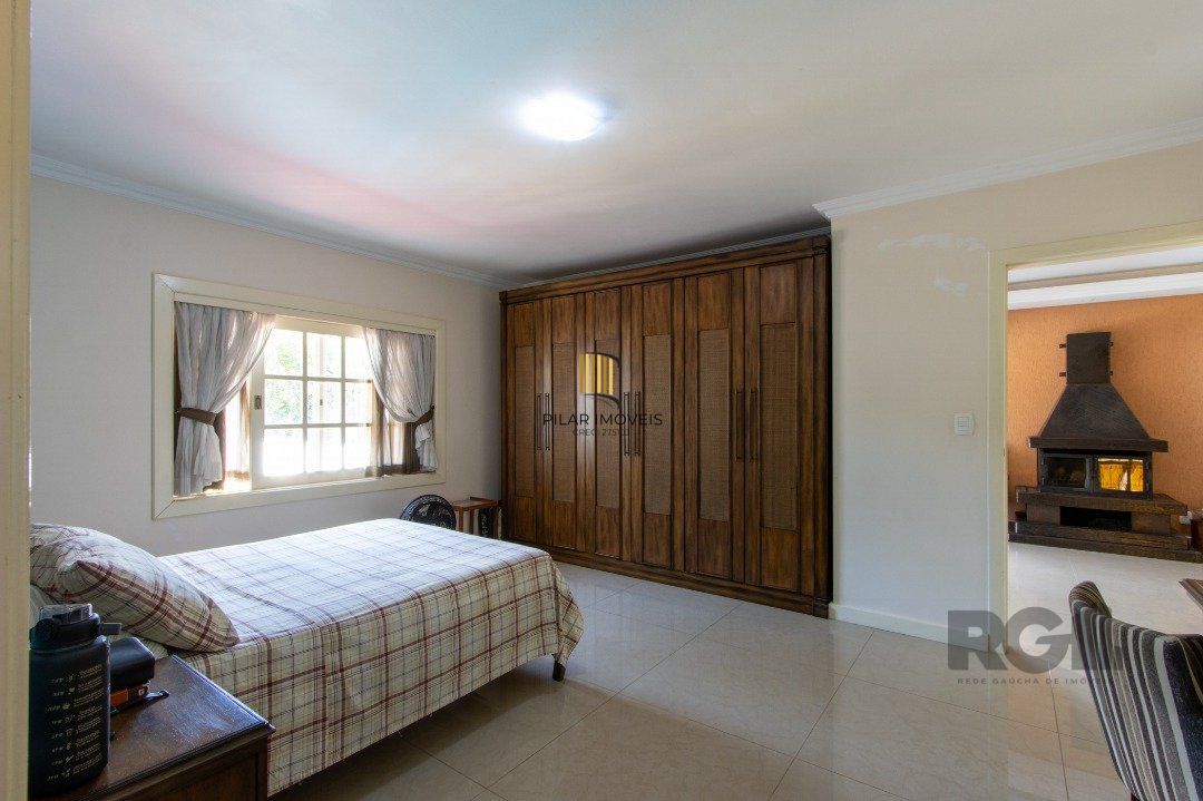 Casa com 452m² de área construída, 02 suítes, banheira de hidro, closet, 02 banheiros sociais, 03 living com 02 ambientes, 02 lareiras