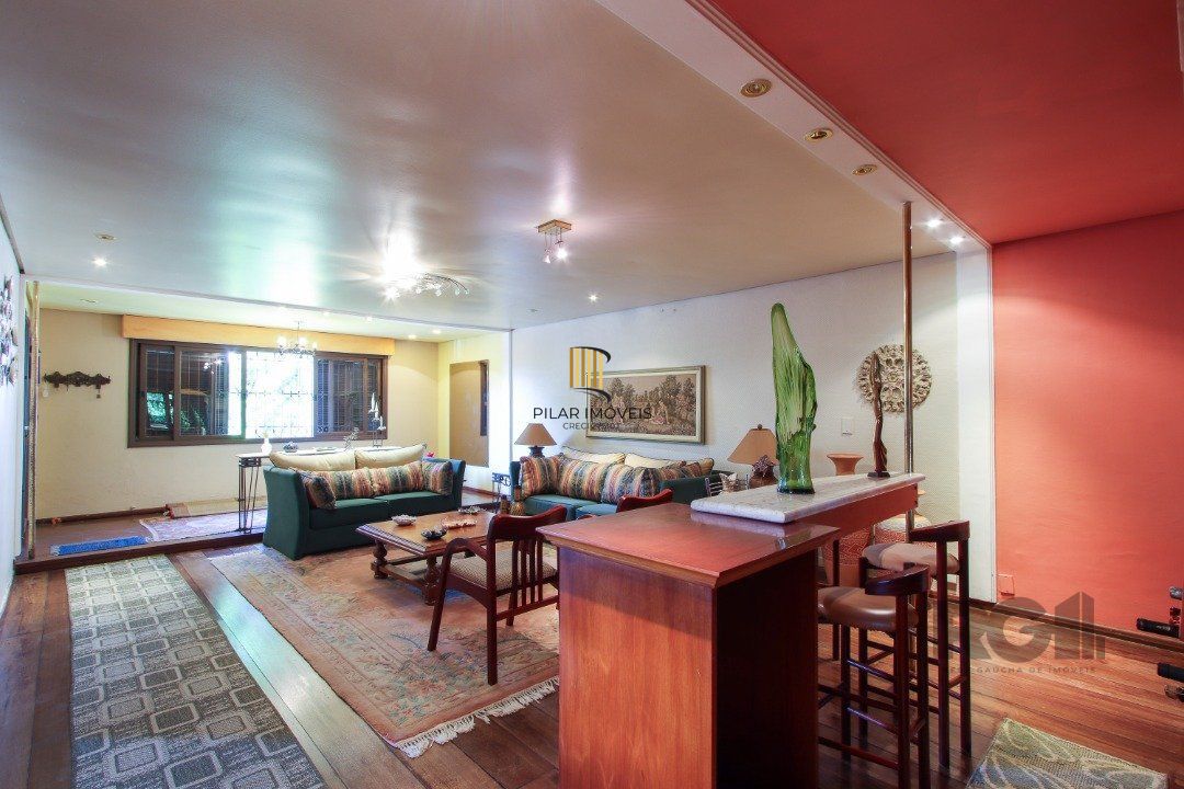Casa a venda com 03 dormitórios, living 03 ambientes com vista para o Rio.