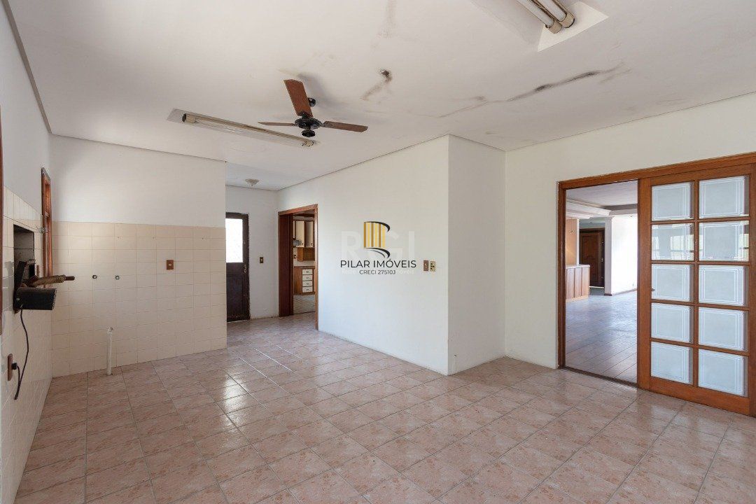 Casa para Venda - 460m², 4 dormitórios, sendo 1 suites, 4 vagas - Cristal