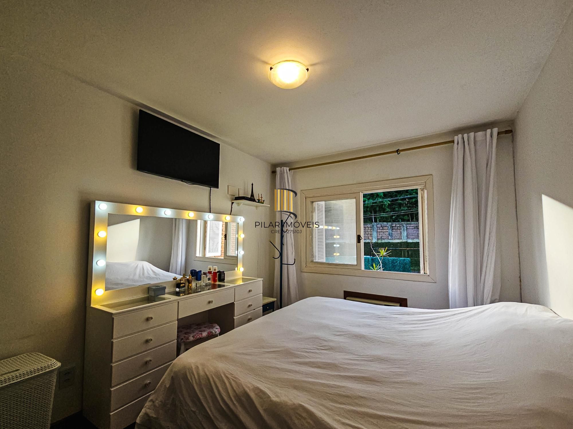 Casa na Vila Conceição, 3 dormitórios, 1 suíte, churrasqueira, lareira, 4 vagas, piscina aquecida e vista perene para o Rio.