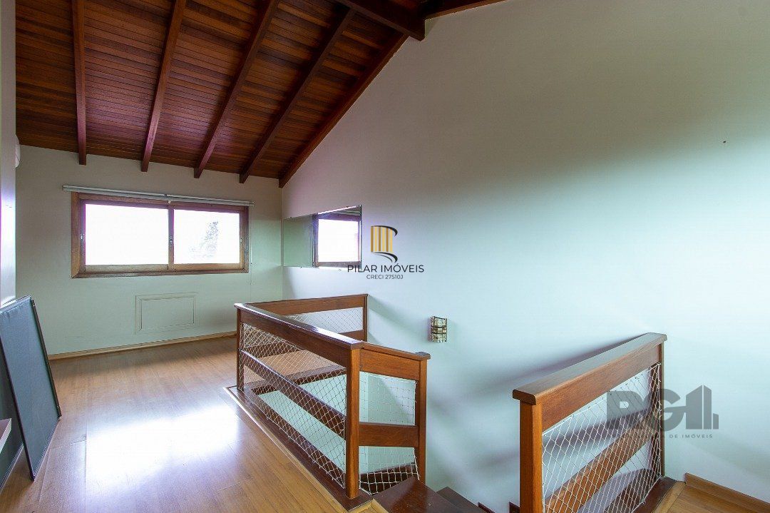 Casa de alvenaria, 3 dormitórios, 1 suíte e pátio com piscina, bairro Espírito Santo.