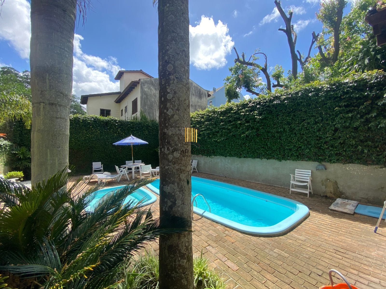 Casa 3 dormitórios, sendo 1 suíte, 2 vagas de garragem - bairro Ipanema
