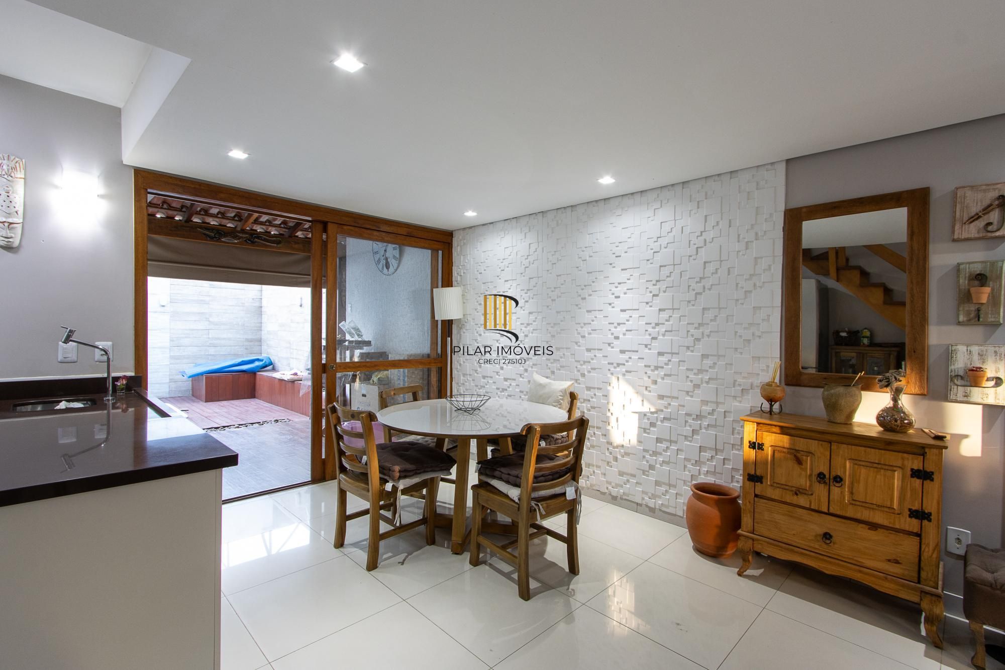 Casa de condomínio, 3 quartos, 1 suíte, piscina e 2 vagas de garagem;