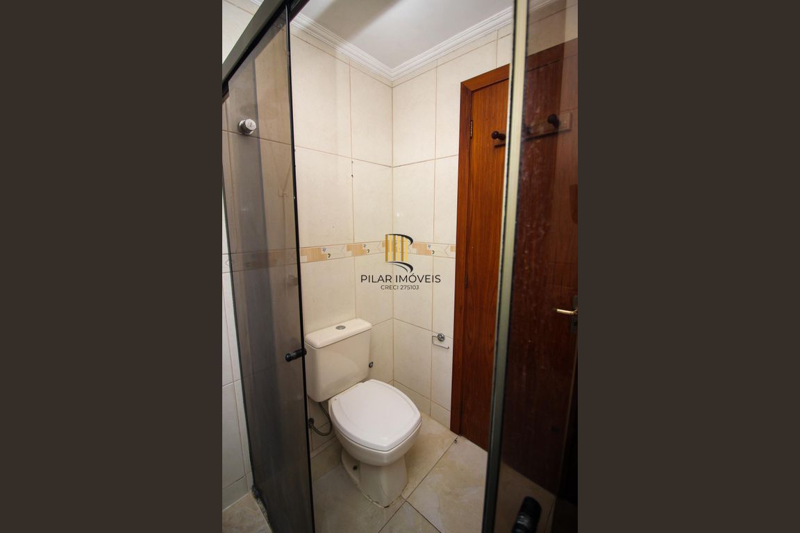 Apartamento de 2 dormitórios, 1 suíte, closet e 2 vagas de garagem .