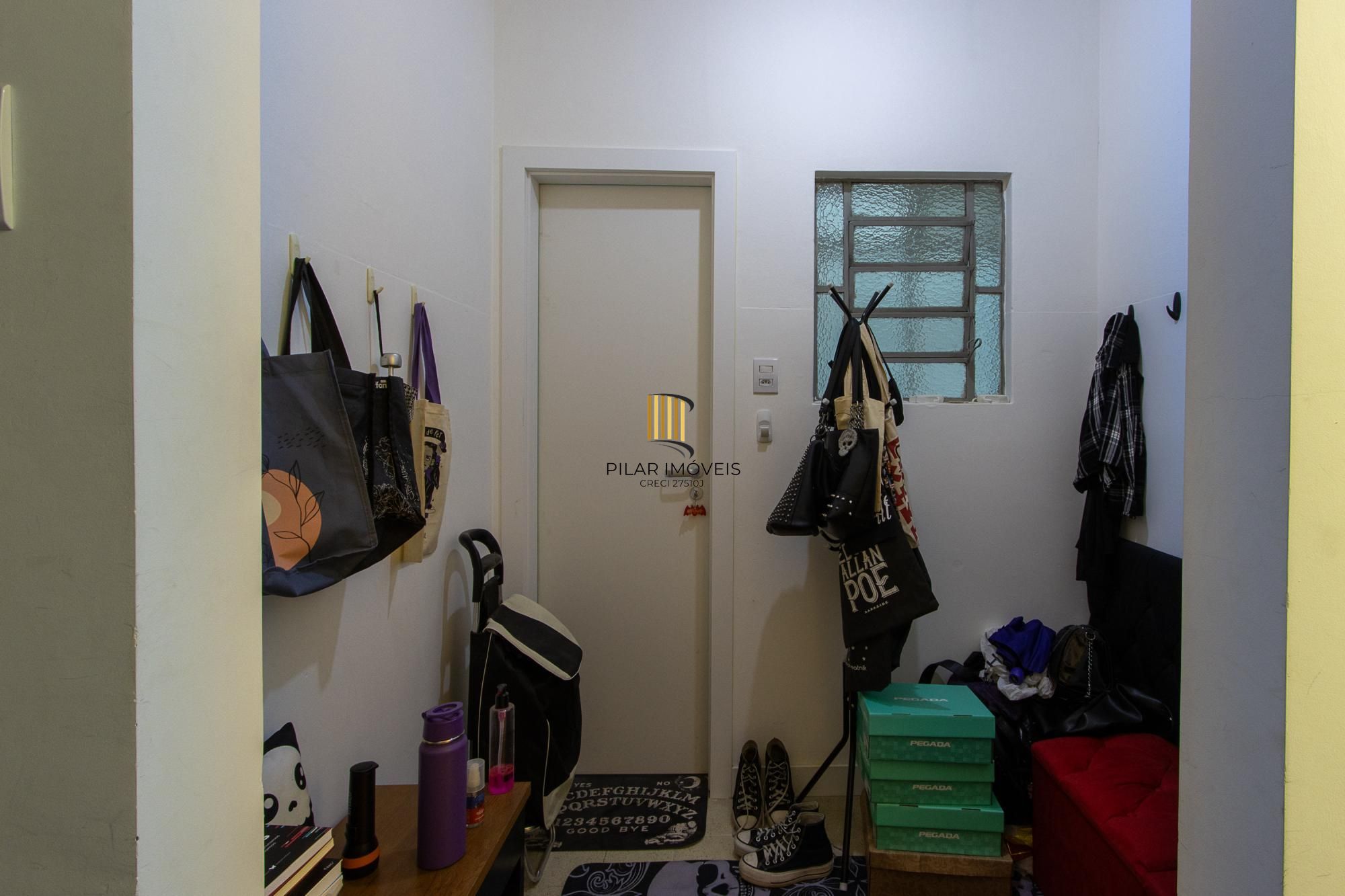 Apartamento Semi-mobiliado de 2 Quartos no Bairro Bom Fim