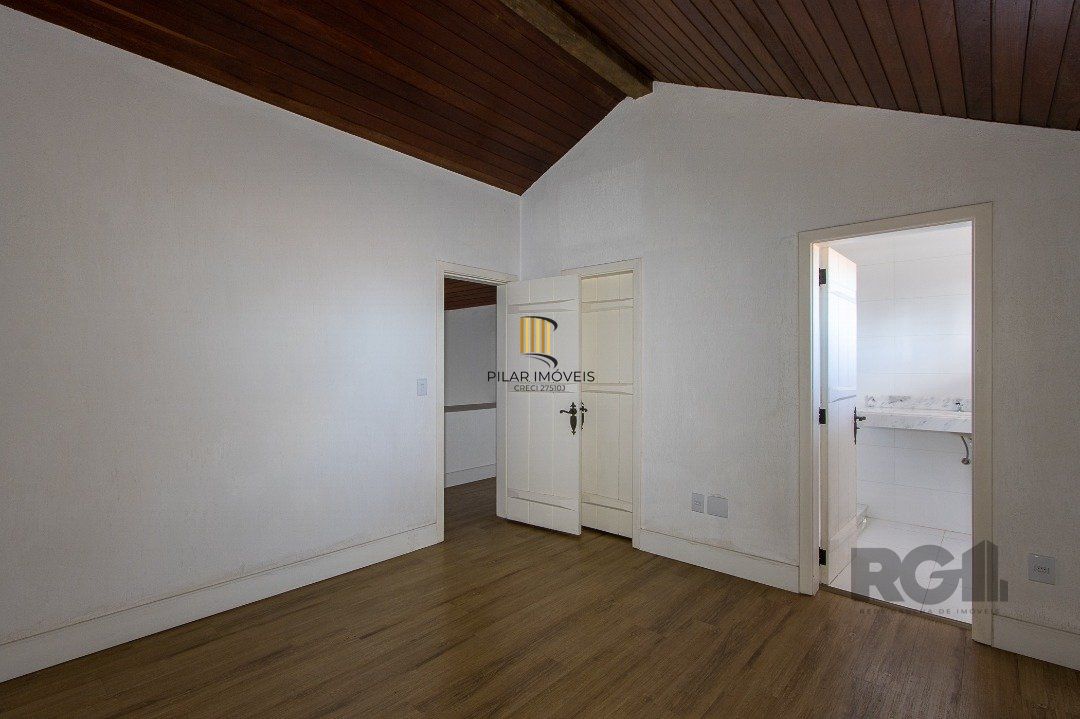 Casa Condomínio a Venda - 880m², 5 dormitórios, sendo 2 suítes, a master com lareira, 4 vagas - Cavalhada