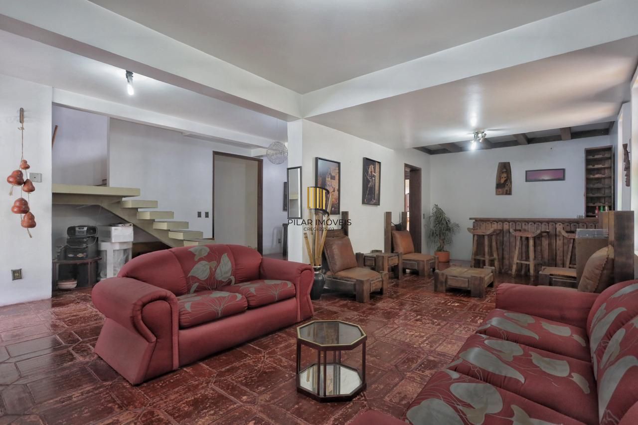 Casa com 300m², localizada na zona sul de Porto Alegre, com lareira, piscina e 3 vagas de garagem cobertas. - Pilar Imóveis