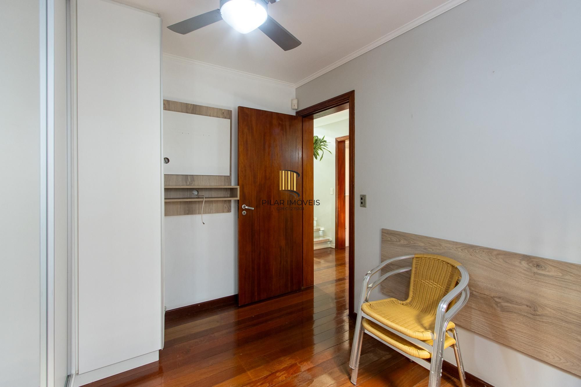 Excelente casa de 3 dormitórios, 1 suíte, pátio, piscina e vaga para 2 carros cobertas.