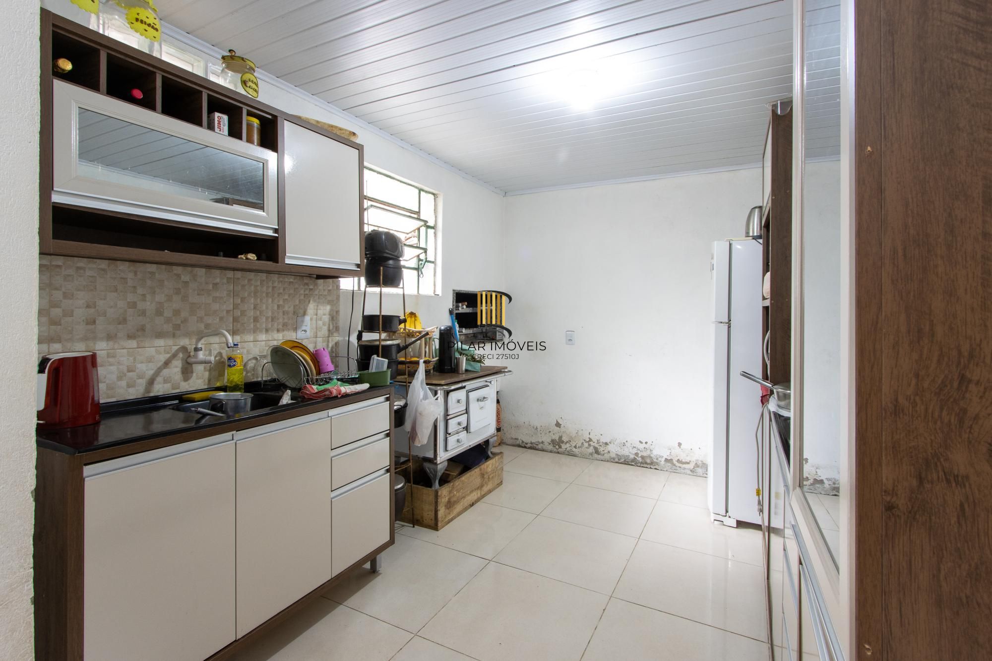 Casa ampla de 2 pavimentos com 4 dormitórios, 1 suite e 4 vagas no bairro Santa Tereza!
