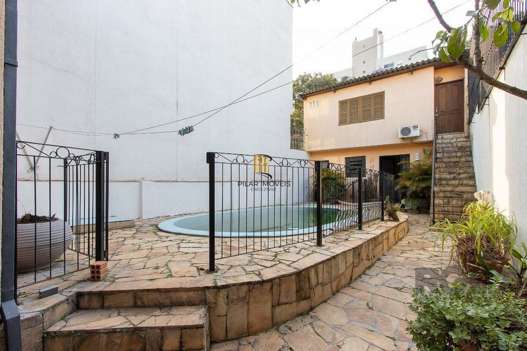 Casa 4 dormitórios no bairro Azenha