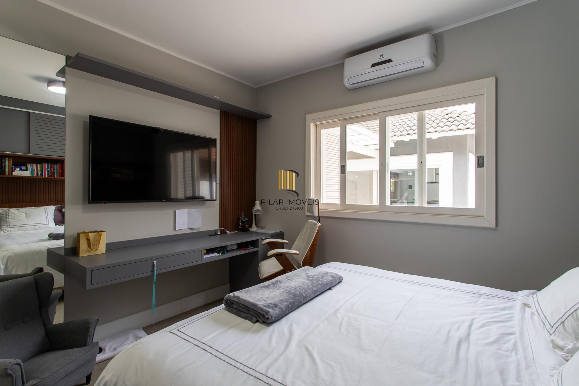 Casa térrea no Condominio Terra Ville, com patio e piscina.