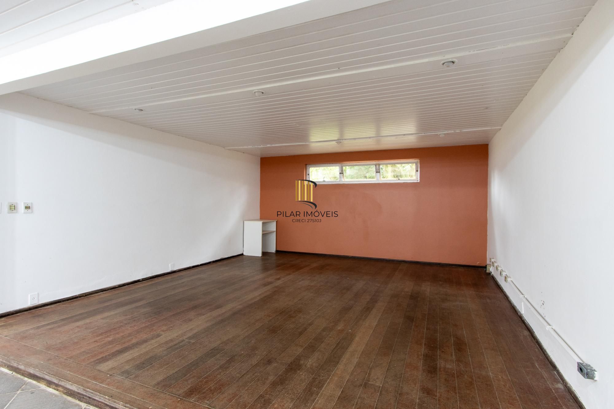 Terreno com edificações para múltiplos negócios lucrativos.