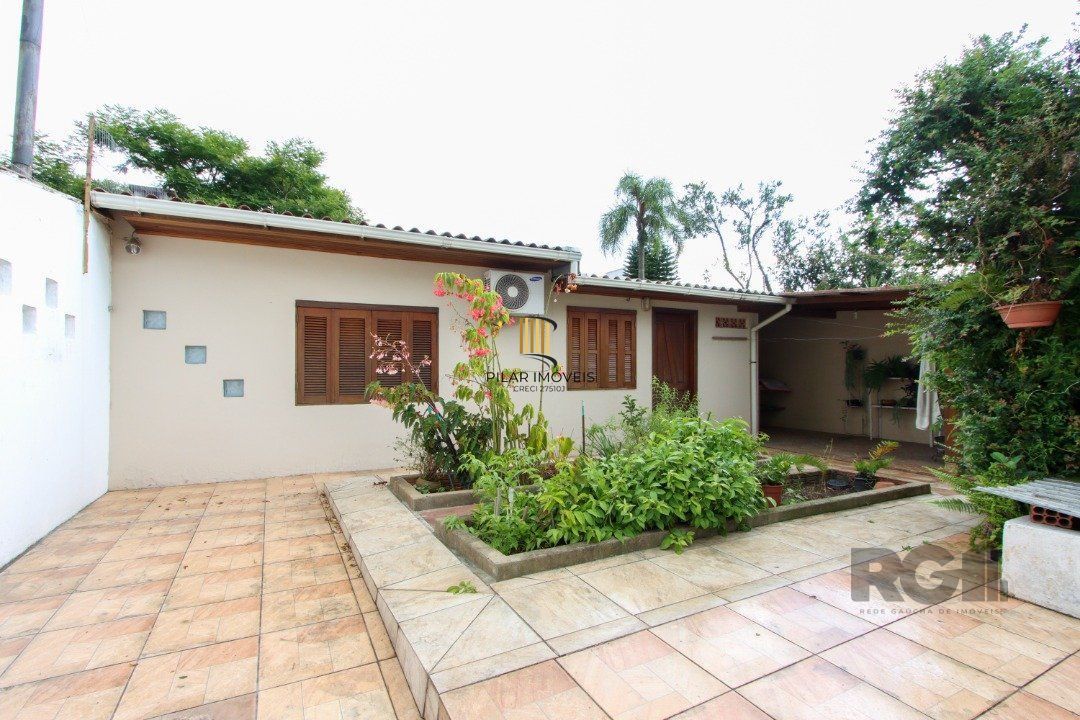Casa térrea com  hall de entrada ,4 dormitórios