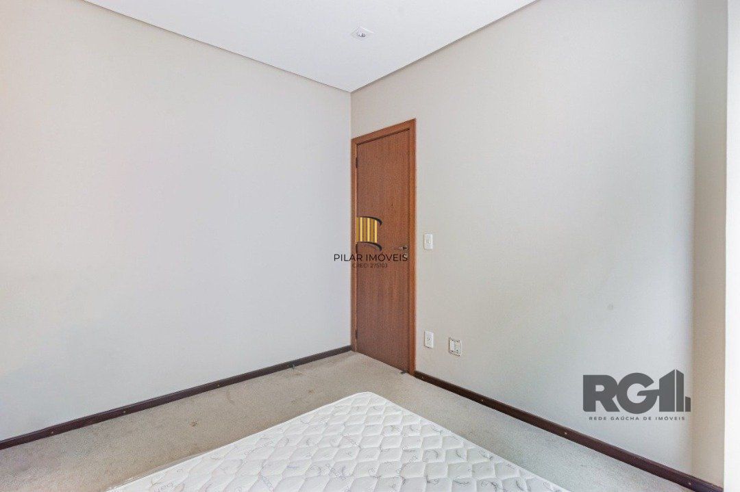 Cobertura impecável semi-mobiliada com linda vista para o Guaíba, 3 dormitórios sendo 1 suíte e 2 vagas.