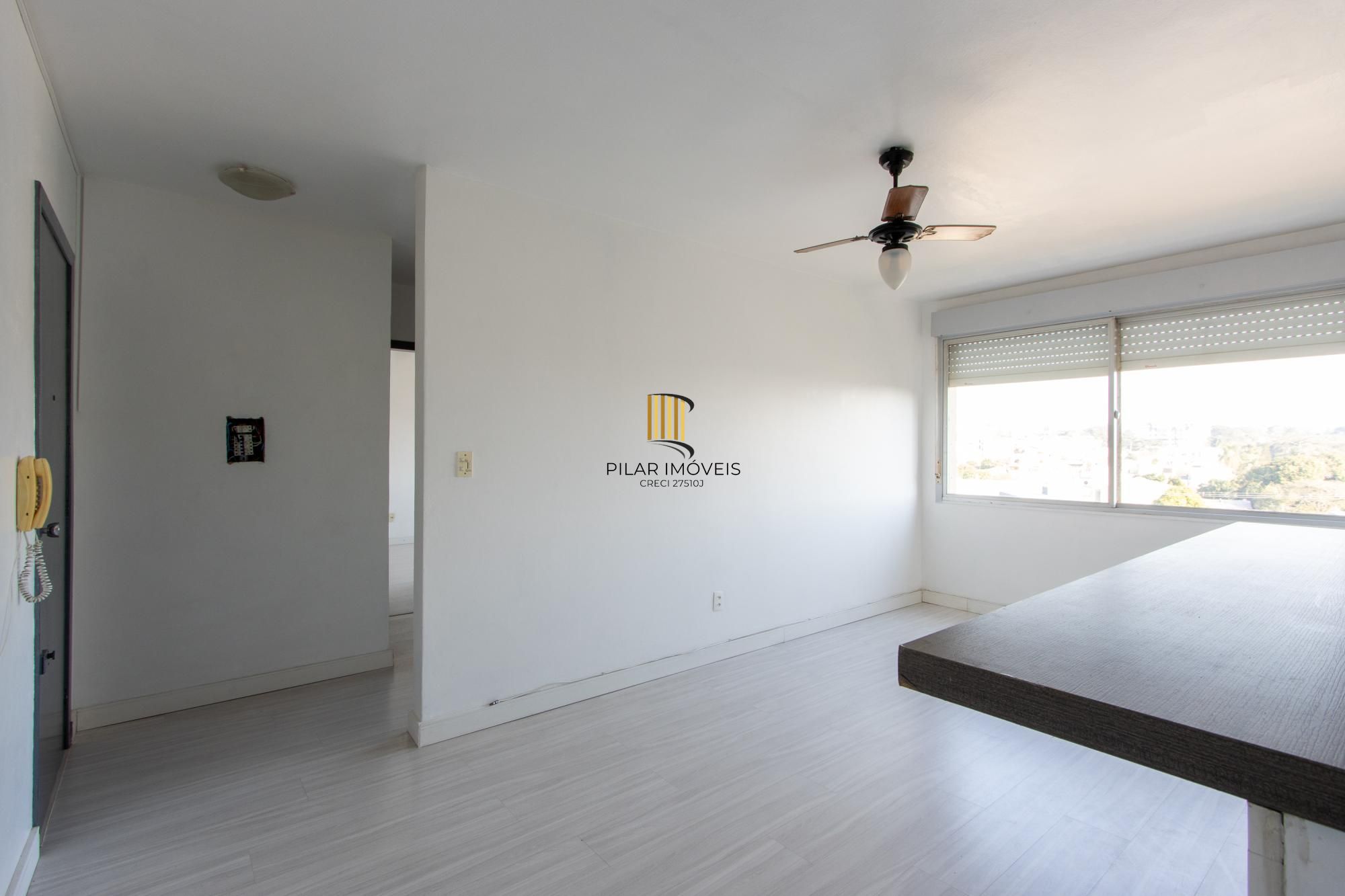 Apartamento semimobiliado à venda no bairro Cristal, 2 dormitórios, 2 banheiros, 1 vaga coberta e vista livre para o Guaíba