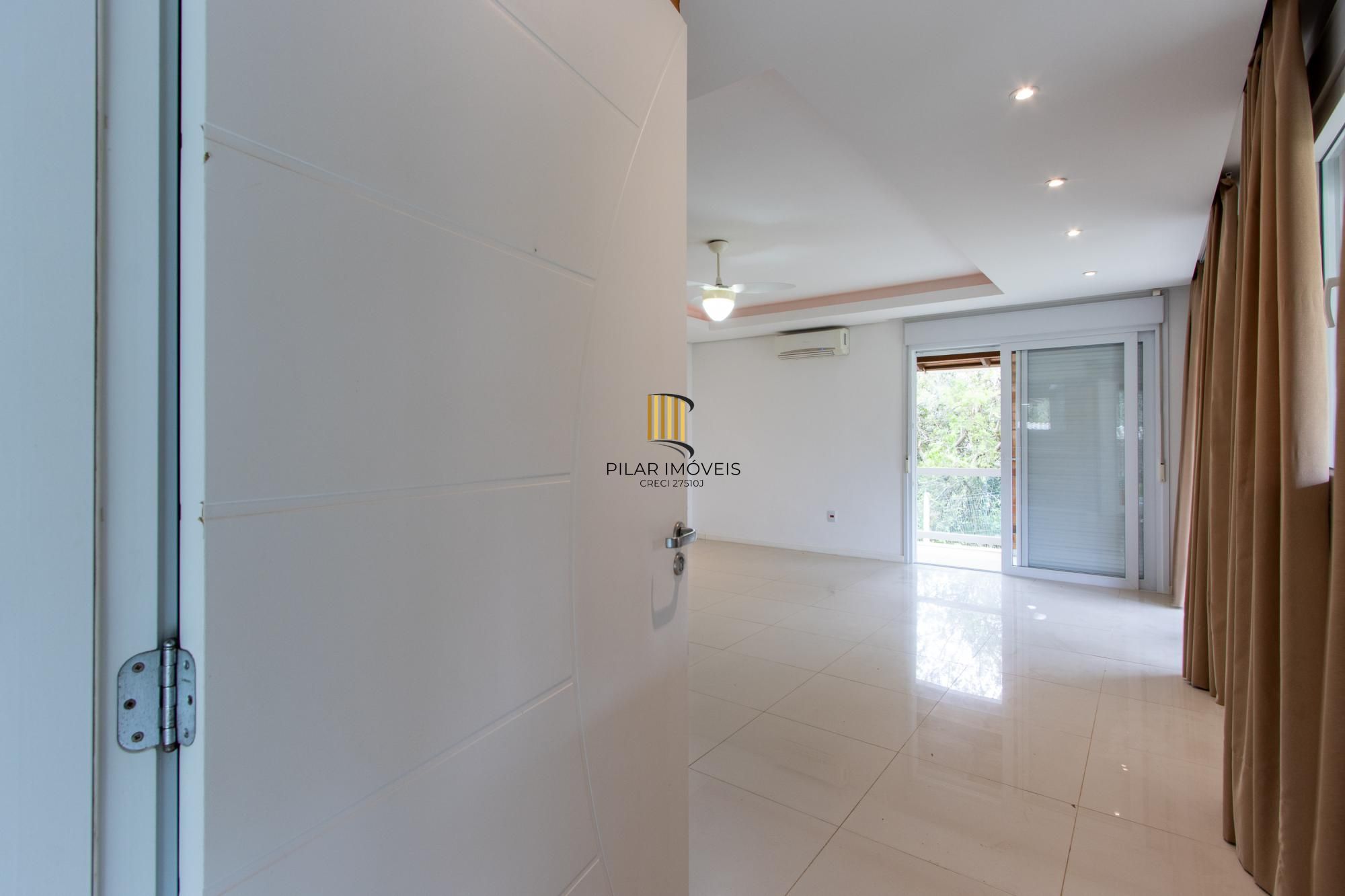 Casa de alvenaria, com 3 dormitórios, 1 suíte, living, cozinha, lavanderia, churrasqueira, banheiro social, pátio e 4 vagas de garagem.