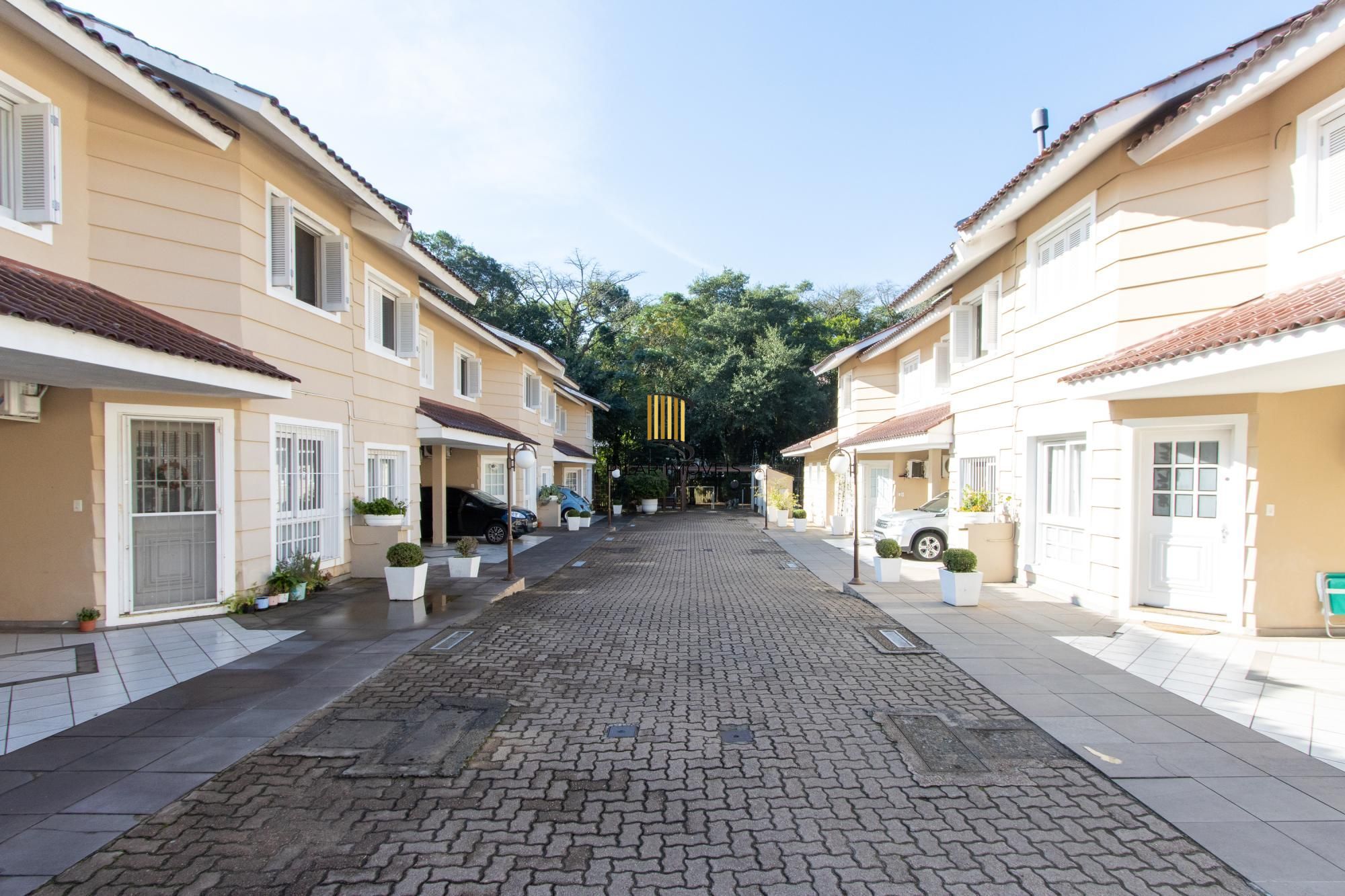Casa em condomínio, com 3 quartos, com suíte, 2 vagas cobertas, churrasqueira, no Bairro Nonoai.