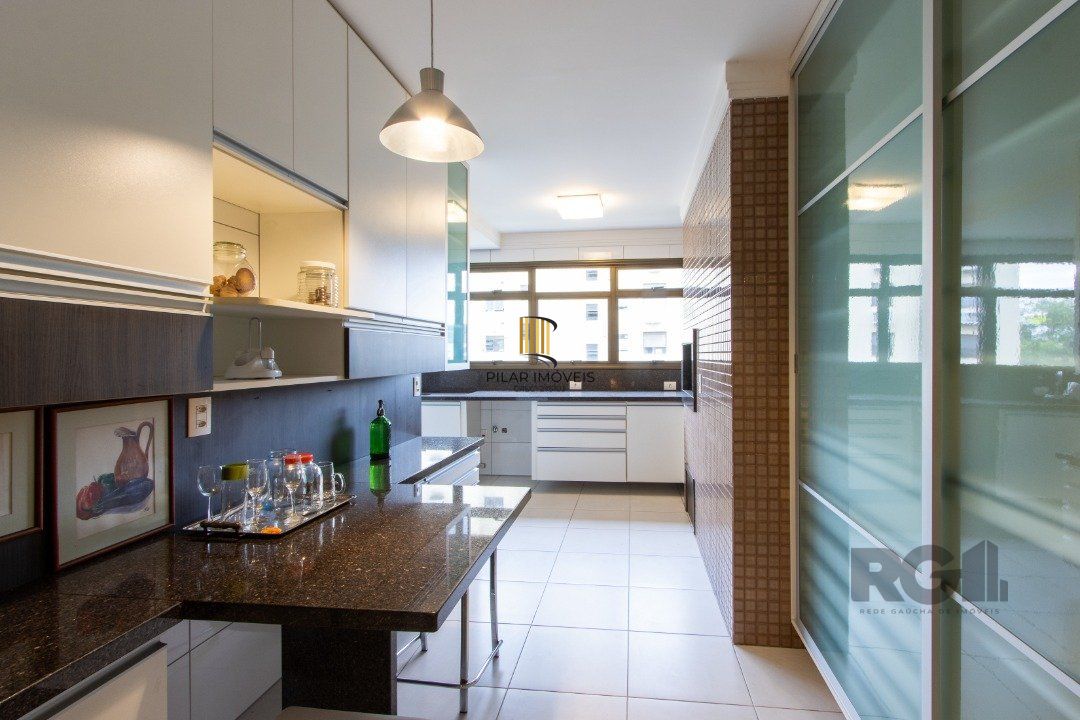 Apartamento na tristeza com três suítes e três vagas