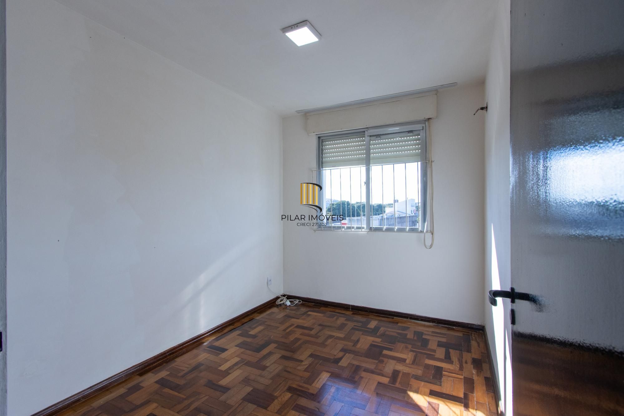 Apartamento de 3 quartos reformado, 1 banheiro - Bairro Camaquã.