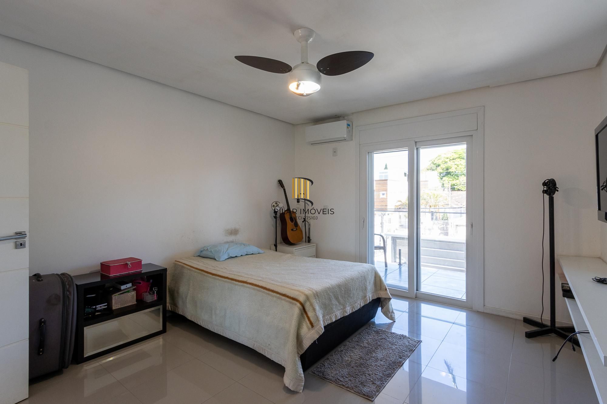 Excelente casa de 3 dormitórios, 3 suítes e 2 vagas no bairro Cavalhada.