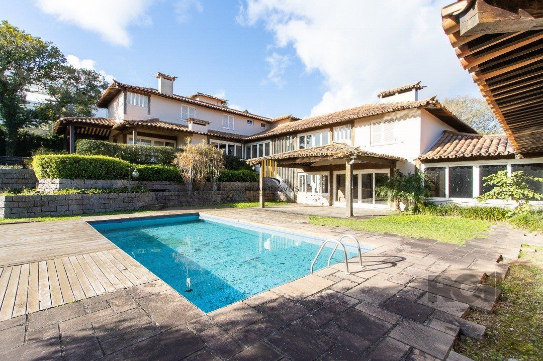 Casa Condomínio a Venda - 880m², 5 dormitórios, sendo 2 suítes, a master com lareira, 4 vagas - Cavalhada