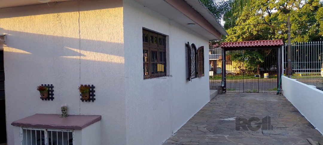 Casa térrea, 3 dormitórios, 1 suíte, living para 2 ambientes, cozinha, pátio, 2 banheiros e 4 vagas .