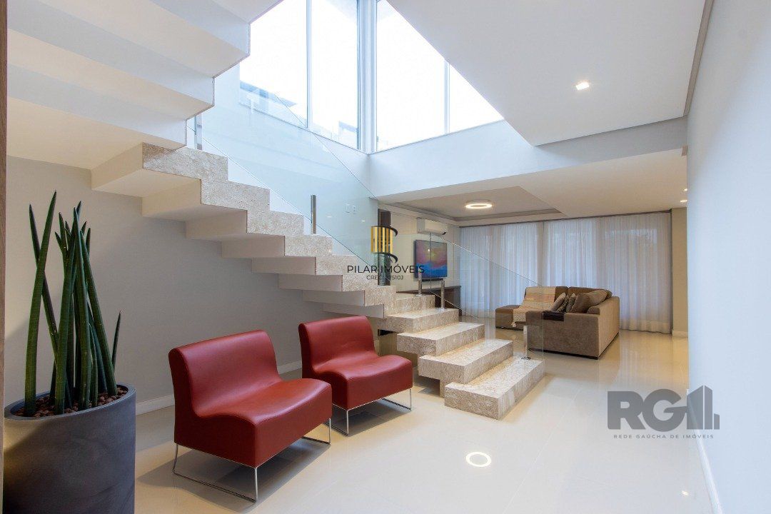 casa com  3 suítes no piso superior, mais 1 suíte no primeiro pavimento.