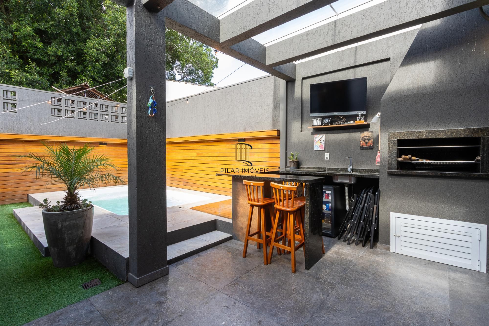 Casa 3 dormitórios no bairro Hípica