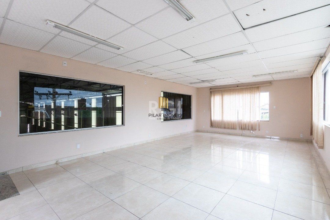 Pavilhão com área construída de cerca de 900m²