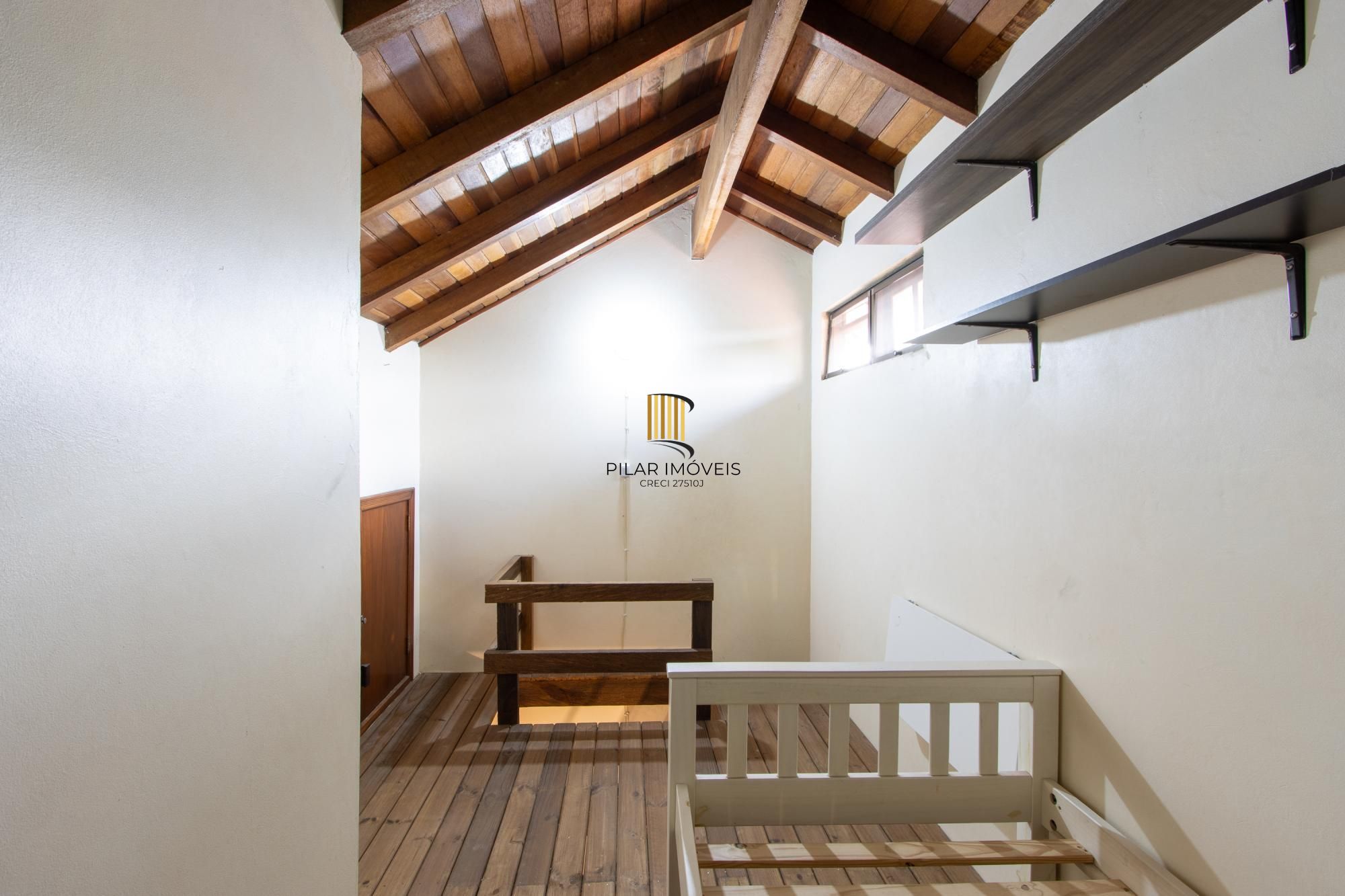 A casa possui 78m² de área construída, com um adicional de 20m²