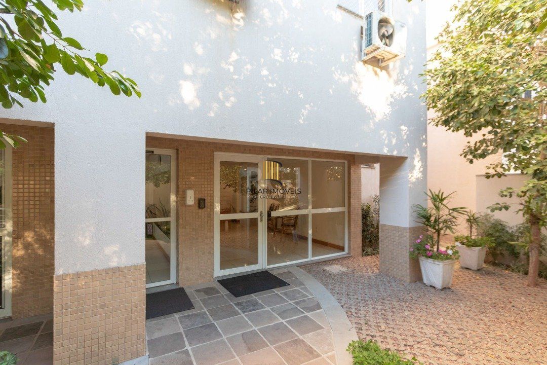 Apartamento de dois dormitórios, uma suíte, living, cozinha com churrasqueira, área de serviço, banheiro social e uma vaga de garagem.