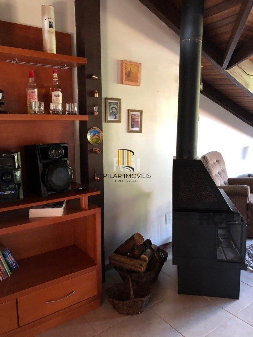 Casa residencial de 3 dormitórios sendo um uma suíte localizada no bairro Guarujá.