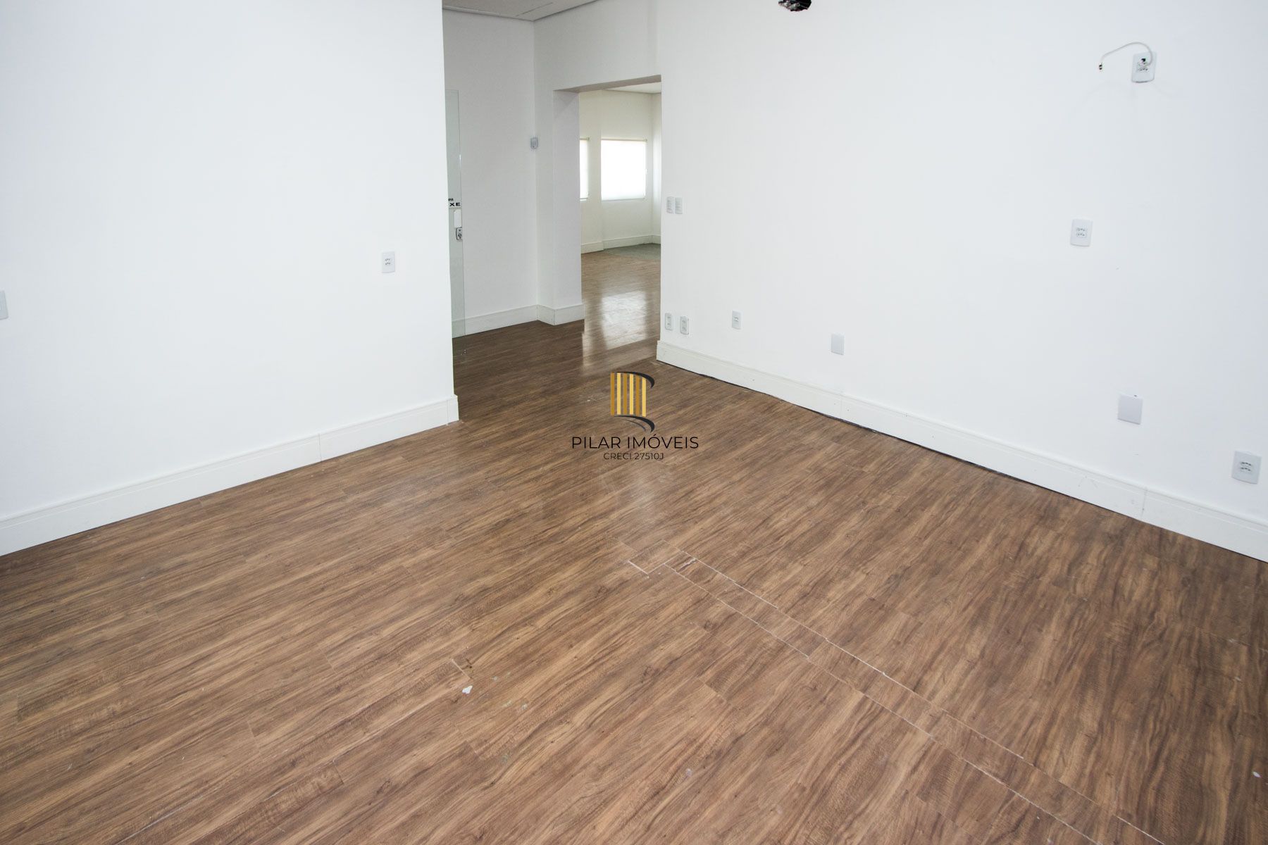 Casa comercial com aproximadamente 157m² privativos
