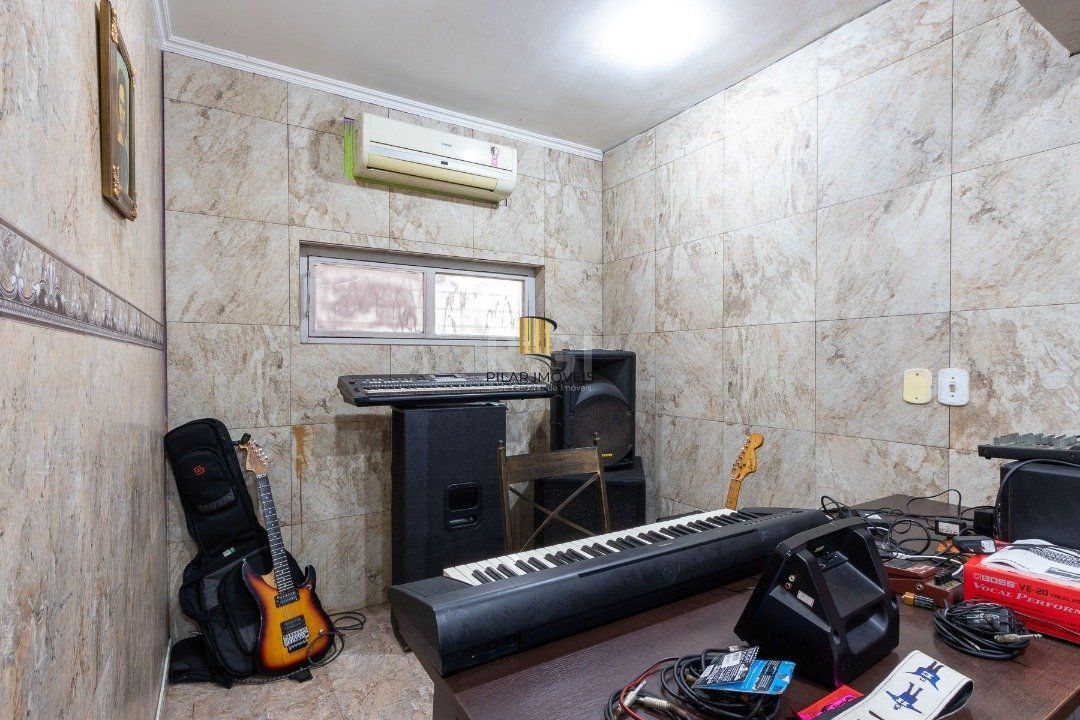 Sobrado para Venda - 300m², 3 dormitórios, sendo 1 suites, 3 vagas - Cavalhada
