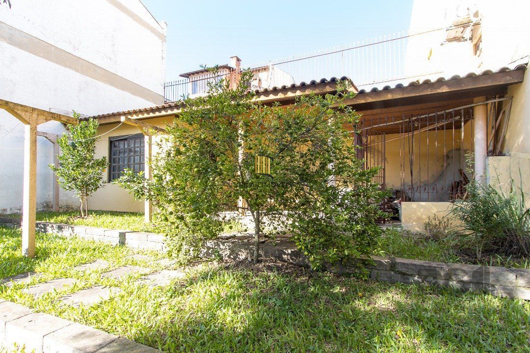 Casa tipo sobrado, com 3 dormitórios em Canoas