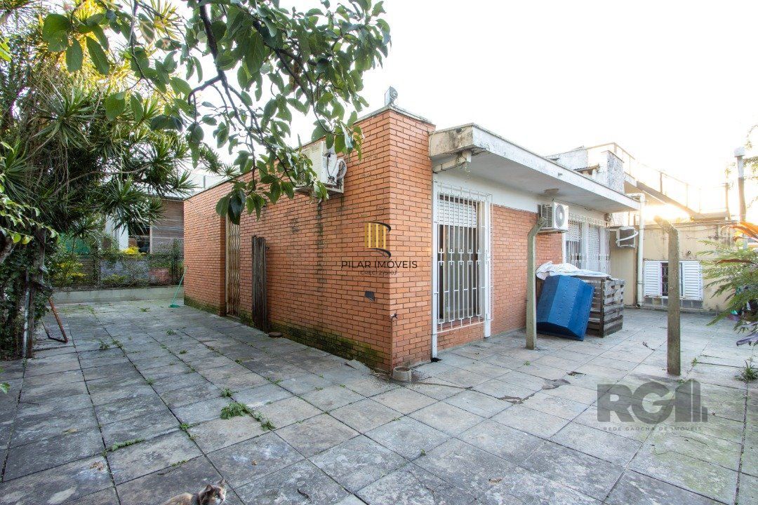 Casa em condomínio que possui  3 dormitórios, sendo 1suíte, lavabo, escritório, possibilidade de um 4 dormitório,