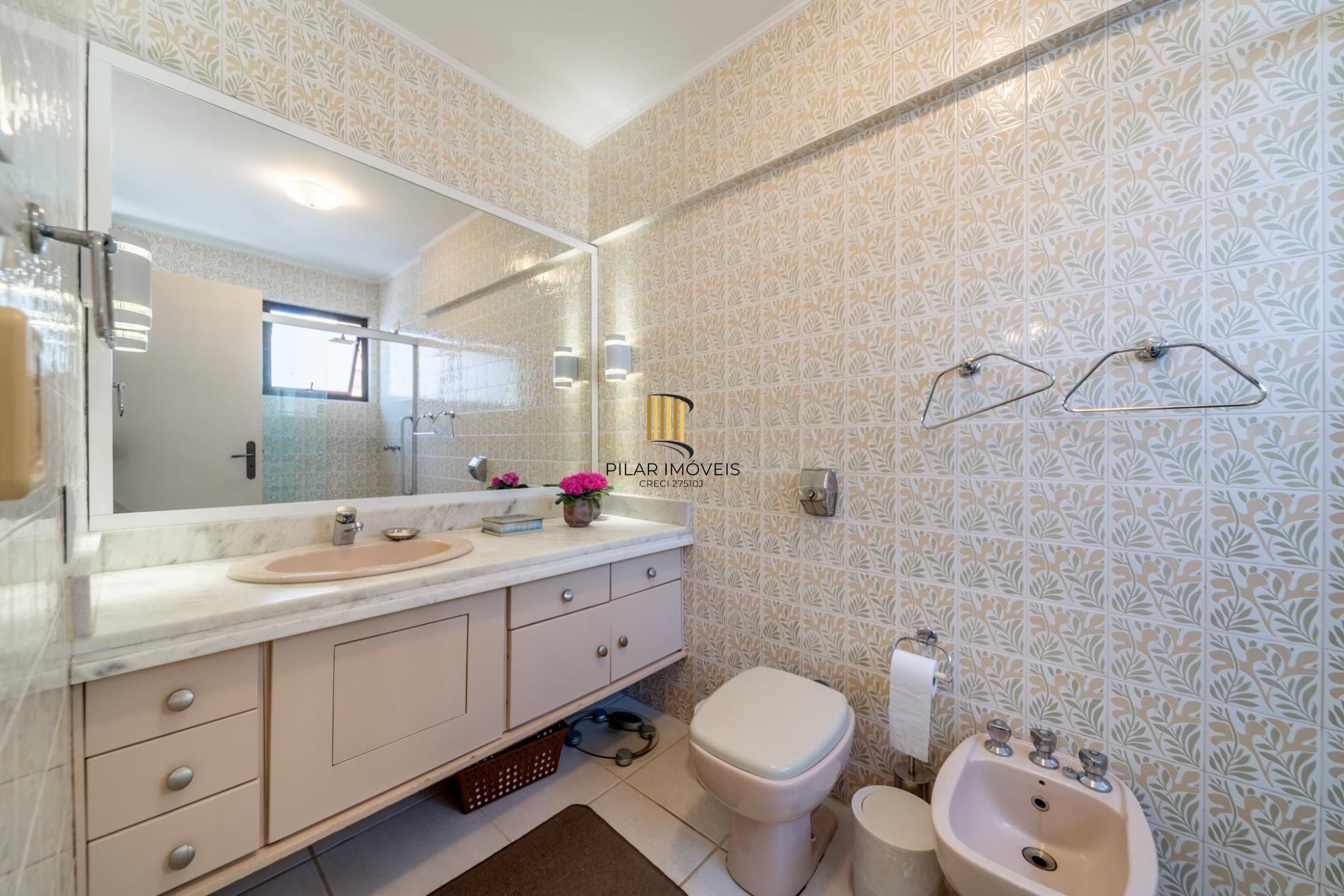 Cobertura com 206m², 3 dorm, Petrópolis e 2 vagas