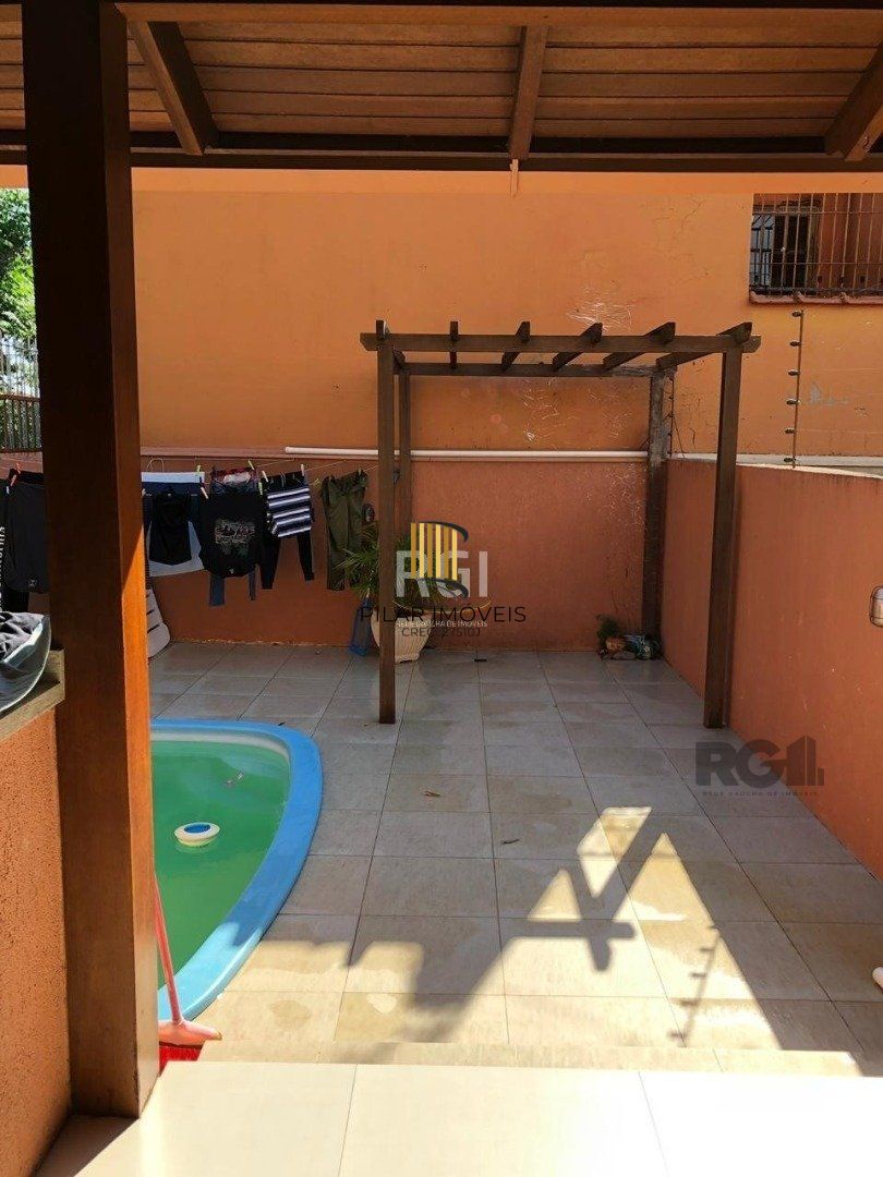 Casa residencial de 3 dormitórios sendo um uma suíte localizada no bairro Guarujá.