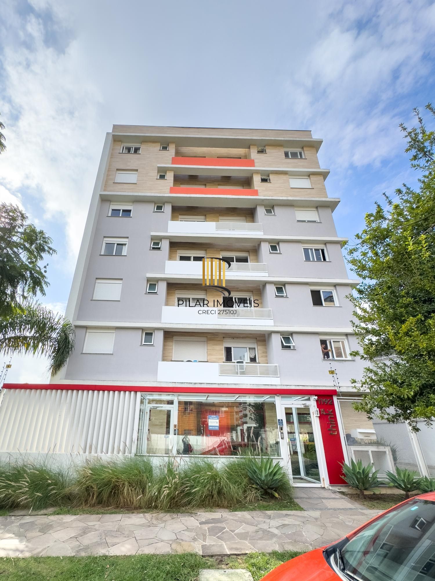 Apartamento 03 Suítes bairro Cristal, 88,97m² de área privativa, semimobiliada e 02 vagas de garagens cobertas.