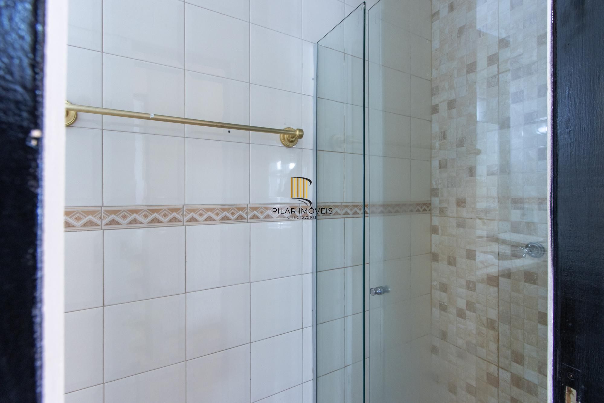 Apartamento de 3 quartos reformado, 1 banheiro - Bairro Camaquã.