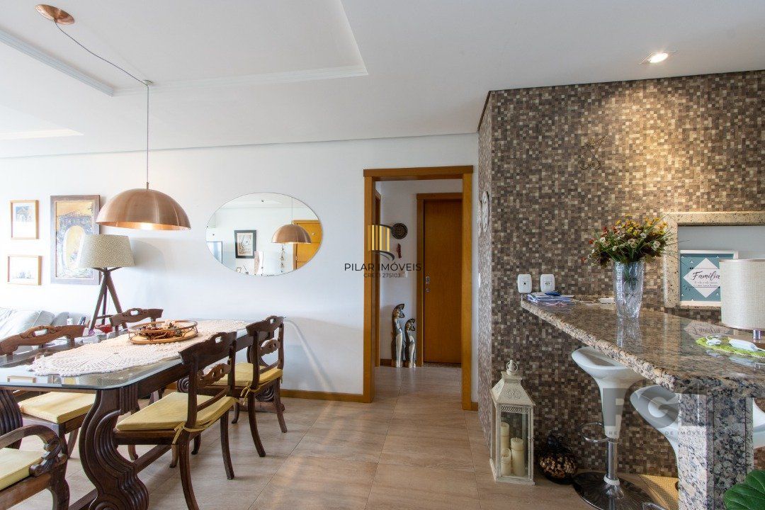Apartamento possui 3 dormitórios, sendo 1 suíte, semi-mobiliado, com 107,27m² de área privativa, living para 2 ambientes, espaço gourmet com churrasqueira, cozinha com área de serviço; 2 vagas simples de garagem