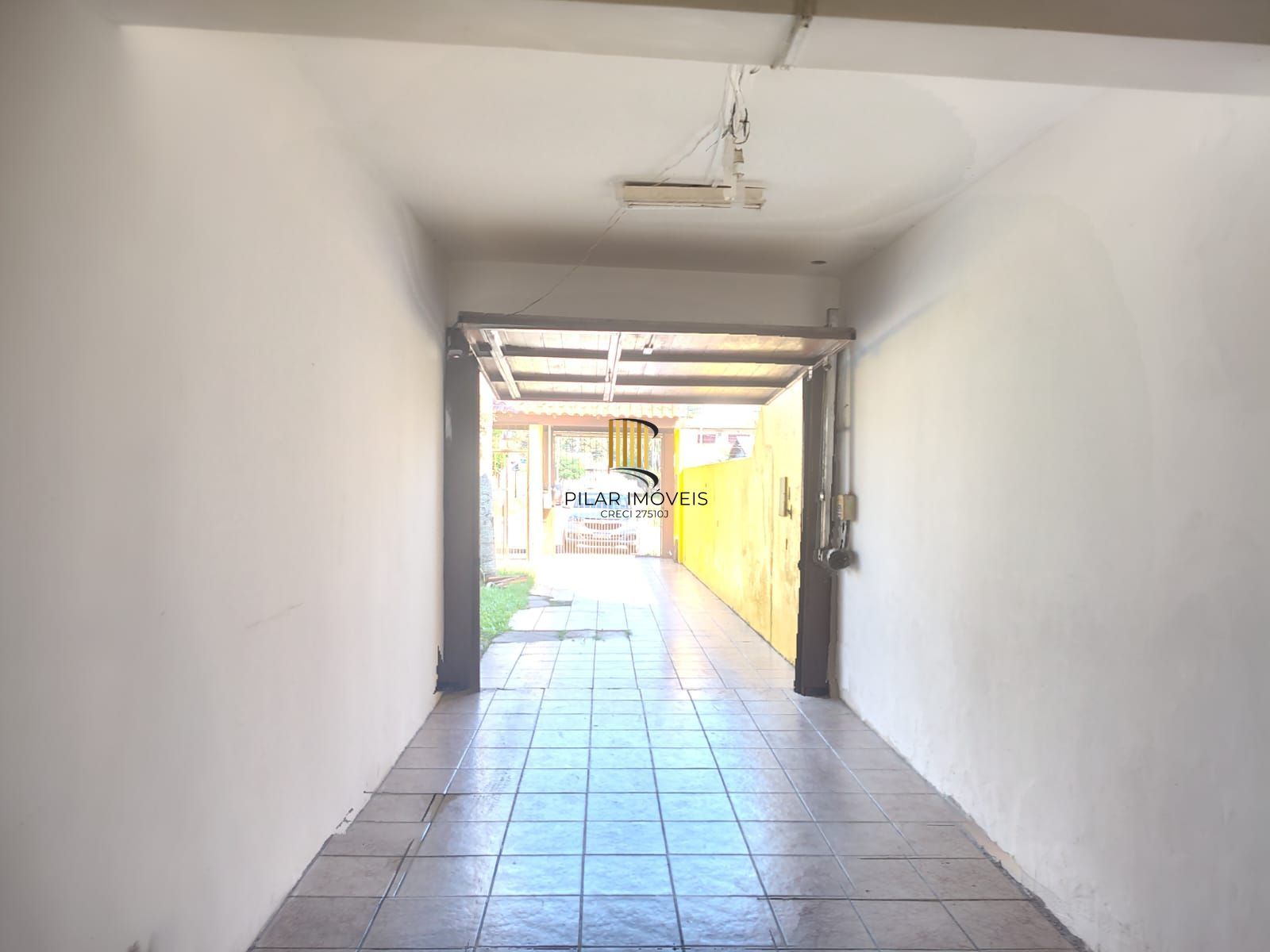 Casa de 4 dormitórios, 1 suíte e 4 vagas de garagem no bairro Cavalhada.