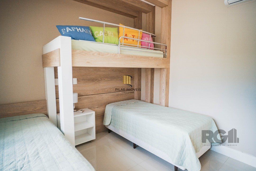 Oportunidade Única! Casa em Condomínio à Beira do Lago com 4 Suítes, sendo uma Térrea e uma Suíte Master Espetacular!