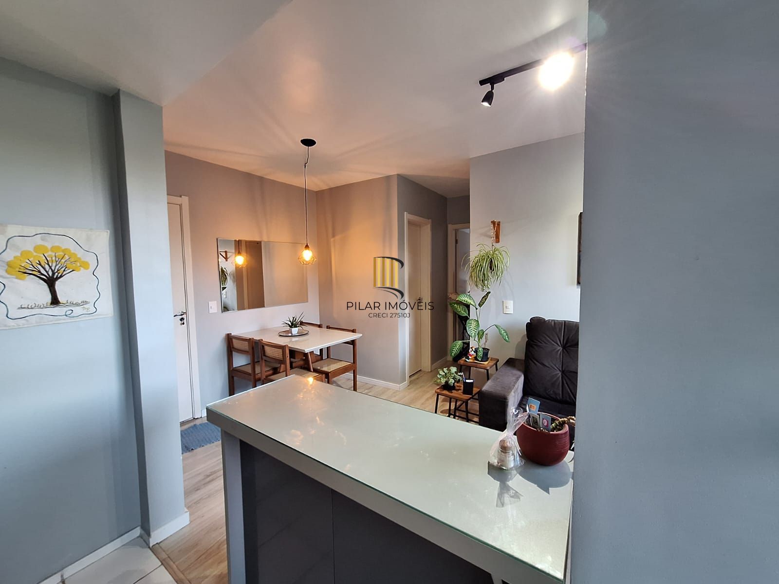 Apartamento de 2 quartos, cozinha planejada e 1 vaga escriturada.