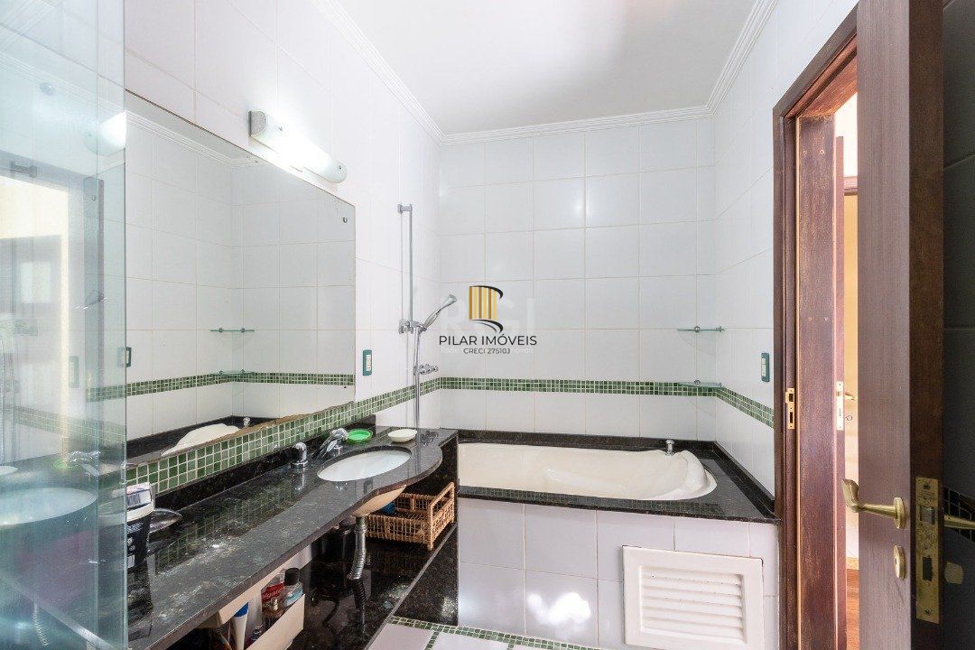Casa para Venda - 308.25m², 3 dormitórios, sendo 1 suites, 5 vagas - Cristal