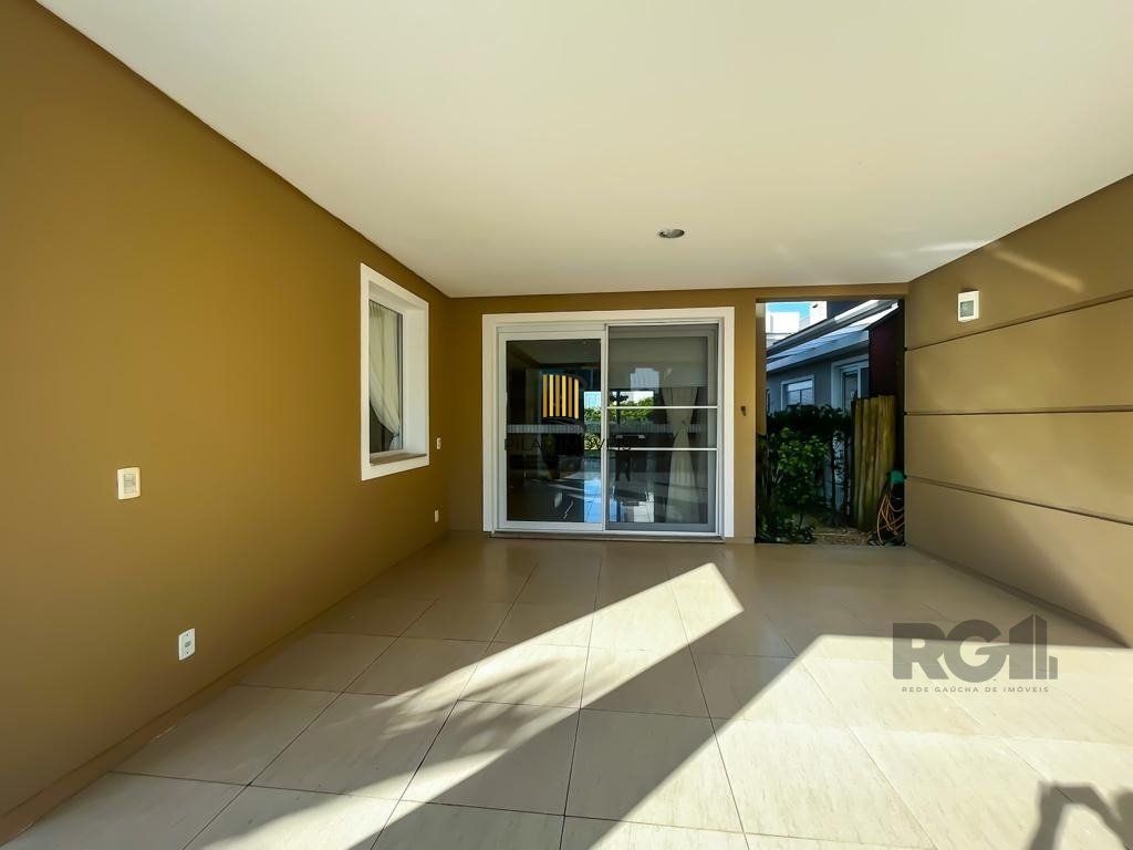 casa Alto Padrão com 239m² privativos, mobiliada e totalmente iluminada.